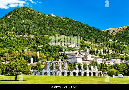 Gubbio mit römischem Theater in Umbrien, Italien Stockfoto