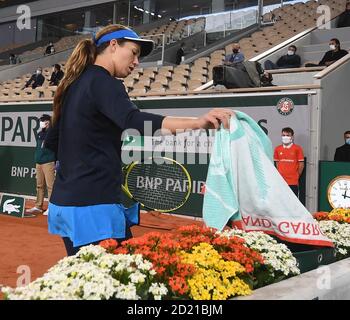 Paris, Frankreich. Oktober 2020. Roland Garros Paris French Open 2020 Tag 10 061020 Danielle Collins (USA) legt Handtuch in den Behälter während der vierten Runde Spiel Credit: Roger Parker/Alamy Live News Stockfoto