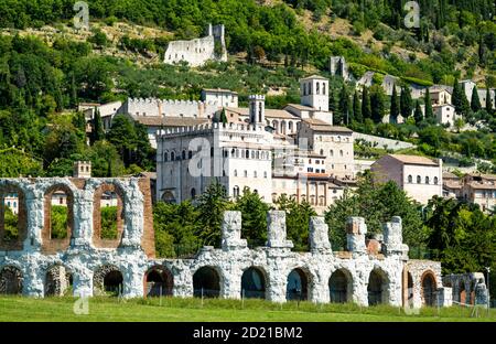 Gubbio mit römischem Theater in Umbrien, Italien Stockfoto