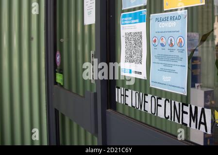 London, Großbritannien. Oktober 2020. Allgemeine Ansicht des Greenwich Picturehaus in London, Großbritannien am 6. Oktober 2020. Die Besitzer Cineworld gaben diese Woche bekannt, dass sie ab Donnerstag alle 127 Kinos in Großbritannien und Irland sowie die 536 Regal-Kinos in den USA aufgrund der begrenzten Zuschauerzahlen, die durch die Coronavirus-Pandemie verursacht wurden, temperamentarisch schließen werden. Fünfundvierzig tausend Mitarbeiter werden arbeitsuntätig bleiben. (Foto: Claire Doherty/Sipa USA) Quelle: SIPA USA/Alamy Live News Stockfoto