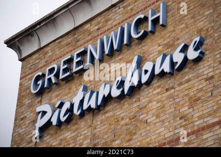 London, Großbritannien. Oktober 2020. Allgemeine Ansicht des Greenwich Picturehaus in London, Großbritannien am 6. Oktober 2020. Die Besitzer Cineworld gaben diese Woche bekannt, dass sie ab Donnerstag alle 127 Kinos in Großbritannien und Irland sowie die 536 Regal-Kinos in den USA aufgrund der begrenzten Zuschauerzahlen, die durch die Coronavirus-Pandemie verursacht wurden, temperamentarisch schließen werden. Fünfundvierzig tausend Mitarbeiter werden arbeitsuntätig bleiben. (Foto: Claire Doherty/Sipa USA) Quelle: SIPA USA/Alamy Live News Stockfoto