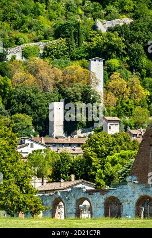 Gubbio mit römischem Theater und Türmen in Umbrien, Italien Stockfoto