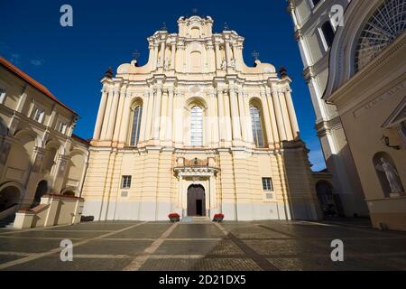 Der große Hof der Universität Vilnius und die Kirche St. Johannes, St. Johannes der Täufer und St. Johannes der Apostel und Evangelist in der Altstadt von Vil Stockfoto