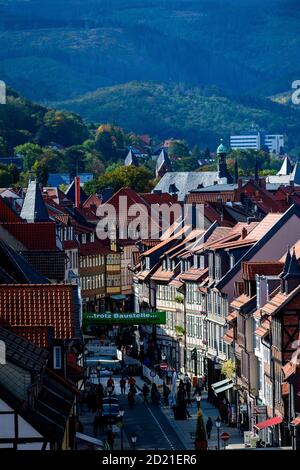 Wernigerode, Deutschland. Oktober 2020. Die hellen Fassaden der Fachwerkhäuser und die roten Dächer der Stadt zeichnen sich durch den verblassenden und bläuenden Wald an den Hängen des Harzes aus. Es ist Herbst geworden und die Sonne ist schon um die schon deutlich niedriger als im Sommer, der erst vor wenigen Wochen zum Herbst wurde. In den kommenden Tagen wird erwartet, dass sich der Himmel immer wieder öffnet und die Sonne herauskommt. Alles in allem bleibt es aber eine harte Mischung aus Sonne, Wolken, Schauern und Wind. Quelle: Klaus-Dietmar Gabbert/dpa-Zentralbild/ZB/dpa/Alamy Live News Stockfoto