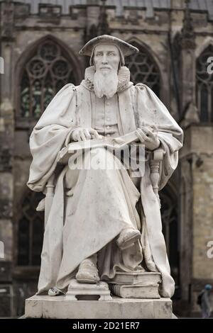 Statue des Schriftstellers und Theologen Richard Hooker neben der Kathedrale von Exeter, Devon, Großbritannien Stockfoto