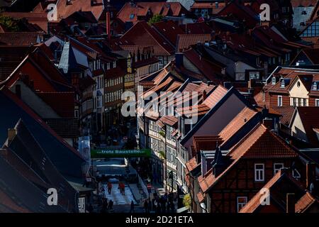 Wernigerode, Deutschland. Oktober 2020. Die hellen Fassaden der Fachwerkhäuser und die roten Dächer der Stadt heben sich von der Einkaufsstraße ab, die bereits im Schatten liegt. Es ist Herbst geworden und die Sonne ist schon um die schon deutlich niedriger als im Sommer, der erst vor wenigen Wochen in den Herbst übergegangen ist. In den kommenden Tagen soll sich der Himmel immer wieder öffnen, und die Sonne wird herauskommen. Alles in allem bleibt es aber eine harte Mischung aus Sonne, Wolken, Schauern und Wind. Quelle: Klaus-Dietmar Gabbert/dpa-Zentralbild/ZB/dpa/Alamy Live News Stockfoto