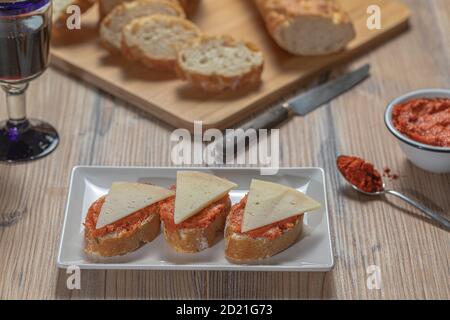 Typisch mediterraner Fleischaufstrich, zubereitet mit Schweinefleisch und Paprika Stockfoto