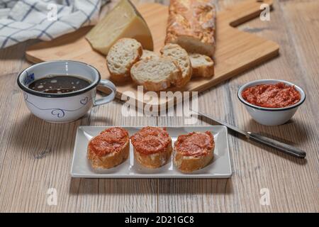 Typisch mediterraner Fleischaufstrich, zubereitet mit Schweinefleisch und Paprika Stockfoto