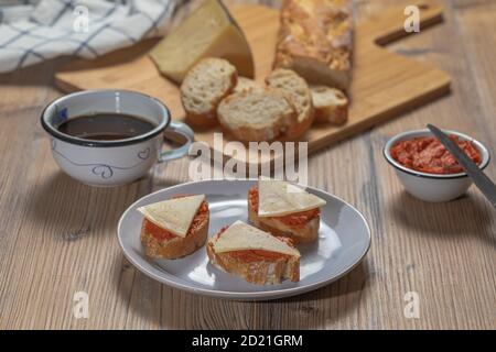 Typisch mediterraner Fleischaufstrich, zubereitet mit Schweinefleisch und Paprika Stockfoto