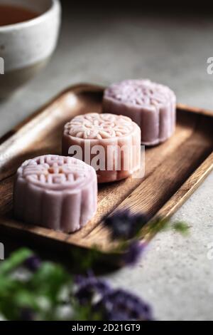 Pastellfarbe Mooncake mit Sojabohnenpaste Füllung Stockfoto