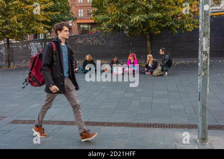 Helsinki, Uusimaa, Finnland 2020 2. Oktober 2020 arbeitslos, obdachlos, arm, Mann bittet um Hilfe soziales Problemkonzept. Hochwertige Fotos Stockfoto