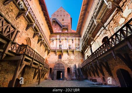 Der Innenhof des gotischen Stil roten Backstein Herzogspalast und seine hölzernen Treppen Galerien, Trakai, Litauen Stockfoto