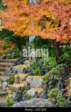 Statuen der Anhänger Buddhas (Shaka Nyorai in Japan im Daisho-in Tempel (Daishoin Tempel), Miyajima, Japan. Stockfoto