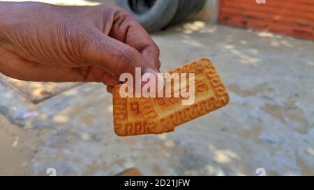 29 September 2020 : Reengus, Jaipur, Indien : Patanjaly Kekse in der Hand isoliert Stockfoto
