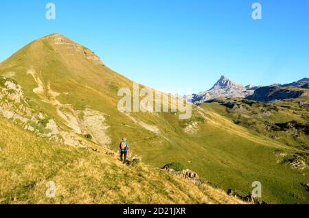 Ein Bergsteiger geht in Richtung Arlas (links) und Anie (Hintergrund) Gebirge in den Pyrenäen Frankreichs Stockfoto