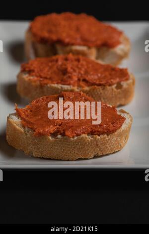 Typisch mediterraner Fleischaufstrich, zubereitet mit Schweinefleisch und Paprika Stockfoto