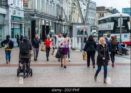 Cork, Irland. Oktober 2020. Patrick Street war heute mit Einkäufern beschäftigt, nur wenige Stunden bevor Irland in Coronavirus Level 3 Einschränkungen eingeht. Viele Käufer trugen keine Gesichtsmasken. Quelle: AG News/Alamy Live News Stockfoto