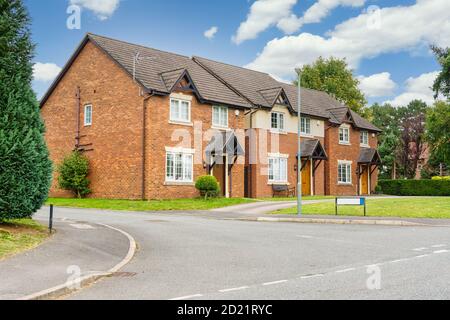 Moderne Wohnimmobilienentwicklung in einer halb ländlichen Umgebung mit Einfamilienhäuser in Großbritannien Stockfoto