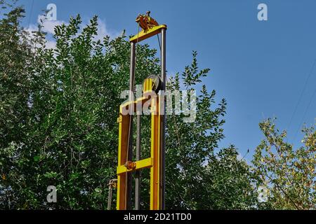 Drehen der Winde der Bohreinrichtung Arbeiten an Bohrbrunnen. Bohrgerät Ingenieure Geologen auf einem großen Auto. Stockfoto