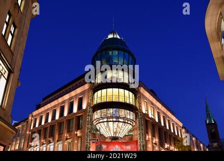 Beleuchtete moderne Fassade des Einkaufszentrums 'Schadow-Arkaden' in der Düsseldorfer Innenstadt, Deutschland, während der Weihnachtszeit. Stockfoto