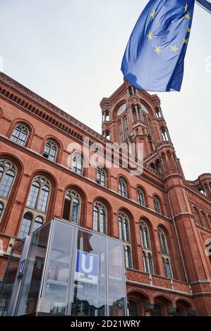 06. Oktober 2020, Berlin: Das Rote Rathaus erhebt sich über dem Eingang des neuen U-Bahnhofes U5 "Rotes Rathaus". Der Hauptbahnhof des Projekts 'Lückenschluß U5' ist fast fertig und wird voraussichtlich am 4.12 in Betrieb genommen. Heute das Buch "EIN neuer Tunnel durch Berlin. Die U5 zwischen Alexanderplatz und Brandenburger Tor' wurde heute vorgestellt. Foto: Annette Riedl/dpa Stockfoto