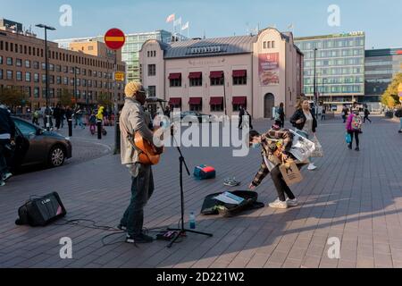 Helsinki, Uusimaa, Finnland 2020 2. Oktober 2020 das Leben auf der Straße zur Hauptverkehrszeit. Hochwertige Fotos Stockfoto