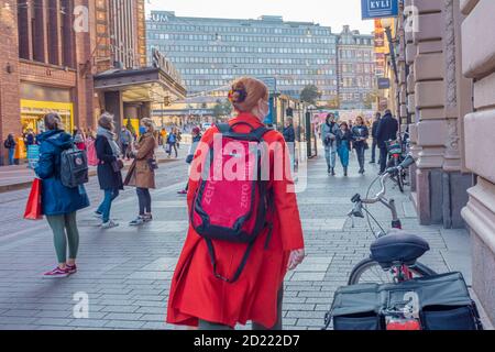 Helsinki, Uusimaa, Finnland 2020 2. Oktober 2020 das Leben auf der Straße zur Hauptverkehrszeit. Hochwertige Fotos Stockfoto