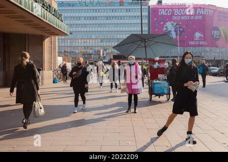 Helsinki, Uusimaa, Finnland 2020 2. Oktober 2020 das Leben auf der Straße zur Hauptverkehrszeit. Hochwertige Fotos Stockfoto