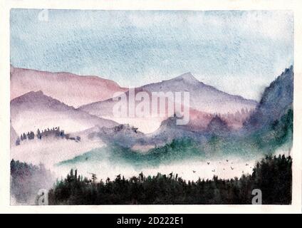 Berge im Nebel. Landschaft mit von Hand gezeichneten Aquarellen. Natur, Berg, Tannen, Kiefern, Vögel, Himmel. Pastelltöne. Handgezeichnetes Aquarell Stockfoto