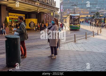 Helsinki, Uusimaa, Finnland 2020 2. Oktober 2020 das Leben auf der Straße zur Hauptverkehrszeit. Hochwertige Fotos Stockfoto