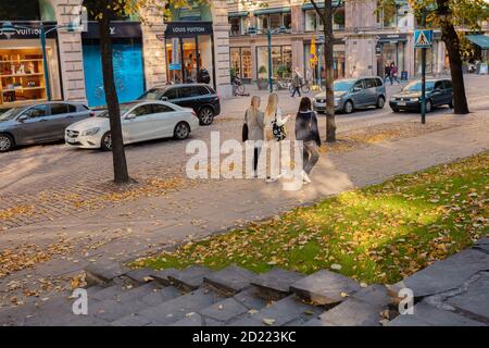 Helsinki, Uusimaa, Finnland 2020 2. Oktober 2020 das Leben auf der Straße zur Hauptverkehrszeit. Hochwertige Fotos Stockfoto