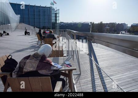 Helsinki, Uusimaa, Finnland 2020 2. Oktober 2020 das Leben auf der Straße zur Hauptverkehrszeit. Hochwertige Fotos Stockfoto