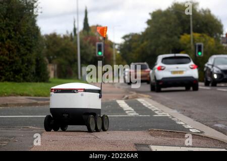 Ein autonomer Roboter von Starship Technologies liefert Lebensmittel in Newport Pagnell, Buckinghamshire. Stockfoto