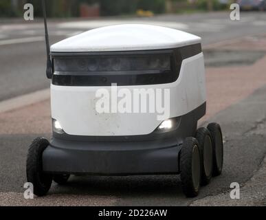 Ein autonomer Roboter von Starship Technologies liefert Lebensmittel in Newport Pagnell, Buckinghamshire. Stockfoto