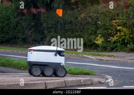 Ein autonomer Roboter von Starship Technologies liefert Lebensmittel in Newport Pagnell, Buckinghamshire. Stockfoto