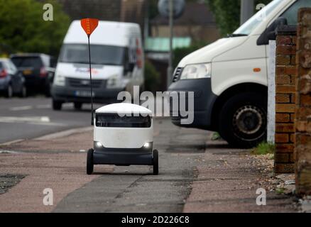 Ein autonomer Roboter von Starship Technologies liefert Lebensmittel in Newport Pagnell, Buckinghamshire. Stockfoto