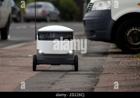 Ein autonomer Roboter von Starship Technologies liefert Lebensmittel in Newport Pagnell, Buckinghamshire. Stockfoto