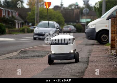 Ein autonomer Roboter von Starship Technologies liefert Lebensmittel in Newport Pagnell, Buckinghamshire. Stockfoto