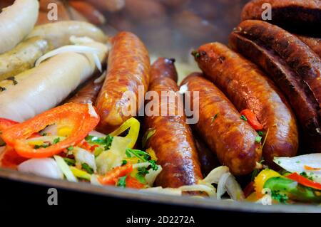 Gegrillte Würstchen auf dem Weihnachtsmarkt. Stockfoto
