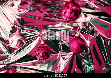 Weihnachten lila Kugeln hängen von der Decke mit glänzendem Material verziert. Selektiver Fokus. Stockfoto