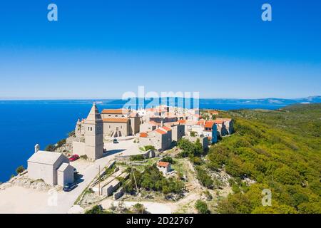 Luftaufnahme der kleinen historischen Stadt Lubenice auf der hohen Klippe, Insel Cres in Kroatien, Adria im Hintergrund Stockfoto