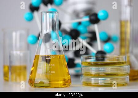 Glasröhrchen mit gelbviskoser Flüssigkeit stehen auf dem Tisch In der Nahaufnahme des chemischen Labors Stockfoto
