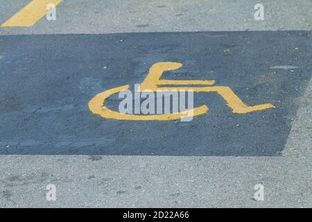 Hochwinkelaufnahme eines Parkschildes für behinderte Autos für Busse in Barcelona, Spanien Stockfoto