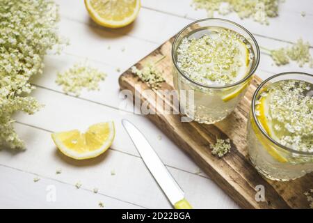 Hausgemachte Holunderblütenlimonade - ein gesunder und erfrischender Sommerdrink. Nahaufnahme mit geringer Schärfentiefe. Stockfoto