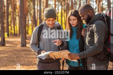 Gruppe von Wanderern, die Karte überprüfen, verloren in der Mitte des Waldes Stockfoto
