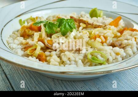 Perlgerste, Speck und Lauch-Kasserolle aus nächster Nähe Stockfoto