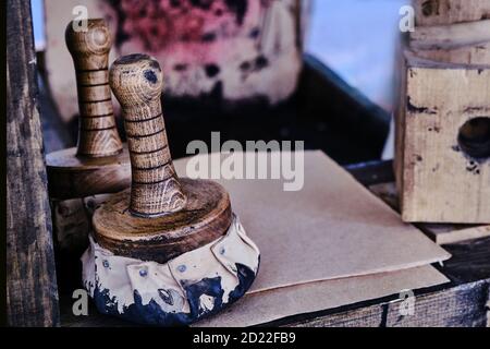 Farbflecken in einer Retro-Druckwerkstatt. Vintage-Druck nach der alten Methode. Stockfoto