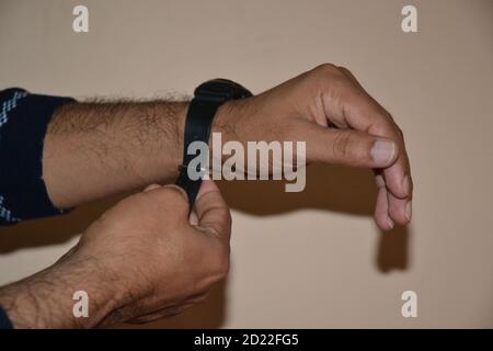 Eine Armbanduhr tragen. Stockfoto