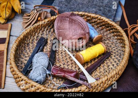 Retro Set für Näh- und Lederwaren. Vintage Werkzeuge Handwerk Schuster und Näherin. Faden, Ahle, Schere und andere Dinge. Stockfoto