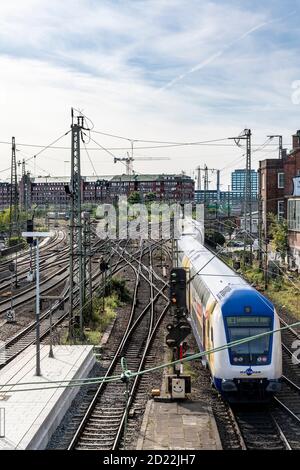 Hamburgs Hauptbahnhof der Hauptbahnhof. So groß die U-Bahn hat eine Haltestelle sowohl für den Nord- als auch den Südbahnhof. Stockfoto